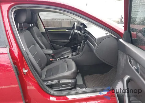 2020 Volkswagen Passat 2.0T R-Line z USA, uszkodzony, nr VIN 1VWMA7A3XLC013225